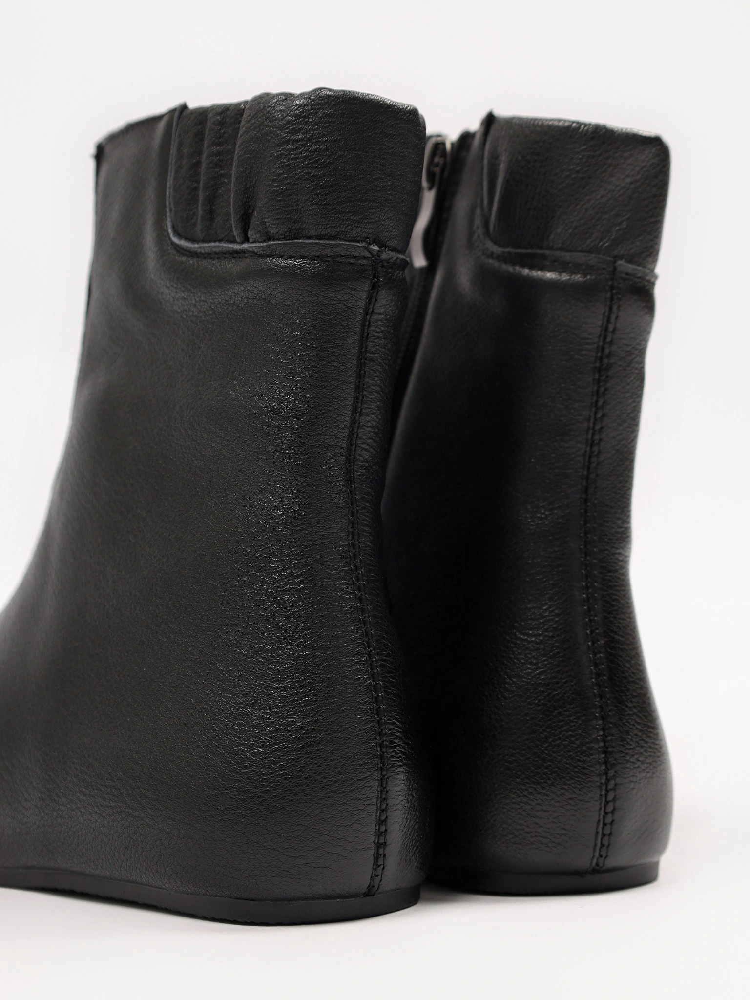 Ботинки черного цвета с декоративным замком спереди